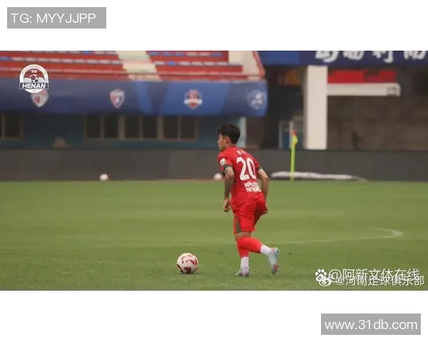 足球明星在海滩上展开激烈对抗赛引发热潮与欢呼声 足球明星在海滩上展开激烈对抗赛引发热潮与欢呼声