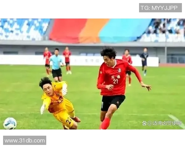 足球明星场外偶遇瞬间揭秘友谊与竞争交织的精彩故事 足球明星场外偶遇瞬间揭秘友谊与竞争交织的精彩故事