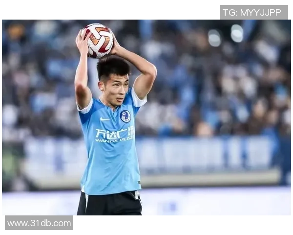 足球明星意外现身镜头瞬间引发热议网友纷纷点赞分享精彩时刻 足球明星意外现身镜头瞬间引发热议网友纷纷点赞分享精彩时刻