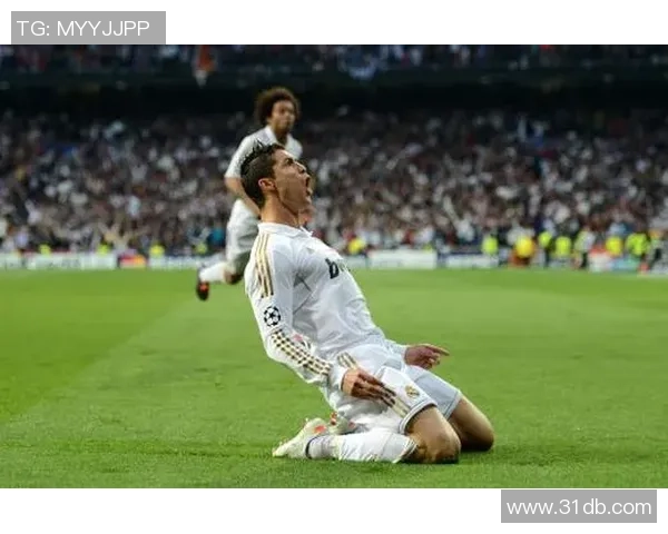 足球明星滑跪挑战赛谁能滑得最远引发热议与关注