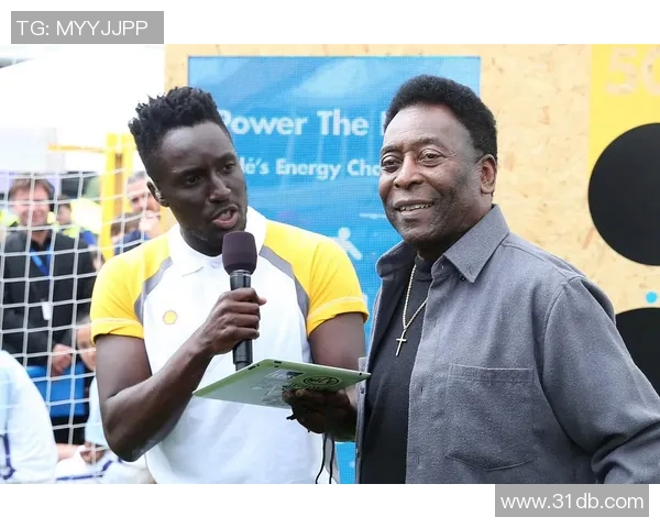 足球明星病情恶化引发全球关注球迷与医疗团队共同祈祷康复 足球明星病情恶化引发全球关注球迷与医疗团队共同祈祷康复