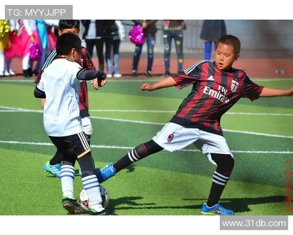 足球明星童年回忆小孩子们在绿茵场上追逐梦想的快乐时光