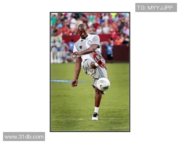 足球明星联名签名球衣限量发售引发球迷热潮与收藏热情 足球明星联名签名球衣限量发售引发球迷热潮与收藏热情